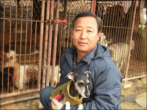 유기견 보호소 북면농장 류재봉 대표가 건강상태가 양호한 유기견 한 마리를 보여주며 옛 주인의 무책임한 행위를 비난했다. 